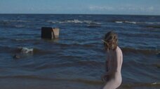Лукерья Ильяшенко в фольге без одежды проснулась на пляже