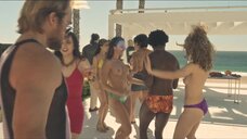 2. Девушки топлес на пляжной вечеринке – Американский жиголо