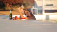 13. Анастасия Ивлеева топлес завтракает в бассейне 
