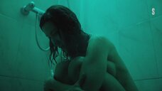Анастасия Красовская сидит под душем