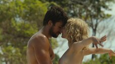 Секс сцена с Джулией Шлэпфер на пляже