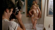 Полностью голую Элизу Сервье фотографируют в ванной