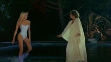 Глория Гвида танцует в бассейне