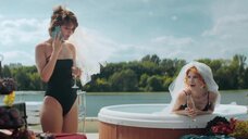 3. Любовь Аксёнова в купальнике на яхте – Жить жизнь