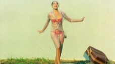 Секси Надя Кассини в прозрачном наряде