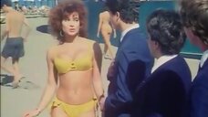 2. Кармен Руссо в купальнике – Посмотри какое солнце… Идём на пляж!