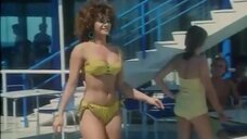 Кармен Руссо в жёлтом купальнике