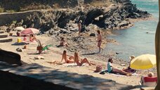 Девушки топлесс отдыхают на пляже