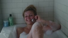 Кирстен Данст принимает ванну и разговаривает по телефону