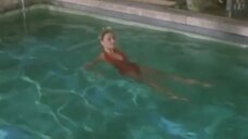 2. Глория Гвида плавает в бассейне – Заколдованный дом