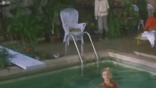 3. Глория Гвида плавает в бассейне – Заколдованный дом