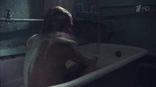Алёна Бабенко принимает ванну