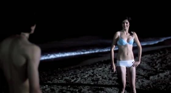 Ночное купание в море Клары Лаго и Йоханы Кобо – Песок в карманах (2006) .