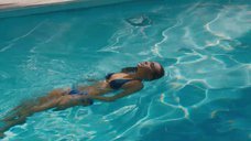 Джессика Альба плавает в бассейне