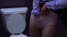 Мэгги Джилленхол мастурбирует в туалете