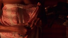 1. Сексуальная сцена с Анджелиной Джоли – Лара Крофт: Расхитительница гробниц 2 – Колыбель жизни