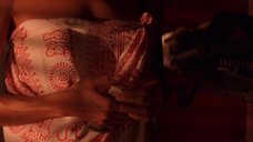 2. Сексуальная сцена с Анджелиной Джоли – Лара Крофт: Расхитительница гробниц 2 – Колыбель жизни