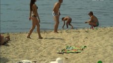 1. Марина Сердешнюк и Анна Кошмал спят на пляже – Сваты 6