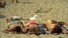 2. Марина Сердешнюк и Анна Кошмал спят на пляже – Сваты 6