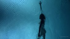 Обнаженная Келли Линч плавает в бассейне