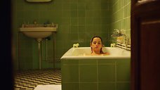 1. Эротическая сцена с Аной де Армас в ванне – За пригоршню поцелуев