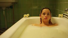 2. Эротическая сцена с Аной де Армас в ванне – За пригоршню поцелуев