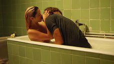 6. Эротическая сцена с Аной де Армас в ванне – За пригоршню поцелуев