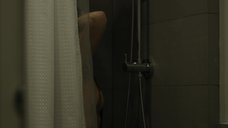 Райли Кио принимает душ