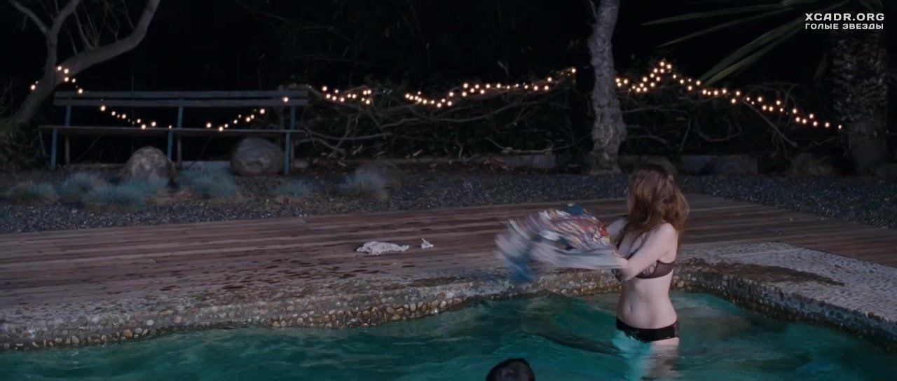 4. Анна Кендрик развлекается в бассейне - В поисках огня.