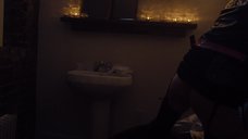 Секс с Астрид Берже-Фрисби в туалете