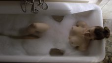 Эшлинн Йенни принимает ванну