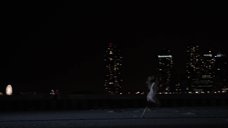 Полностью голая Бояна Новакович бежит по ночной набережной