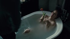 Секси Эми Адамс принимает ванну